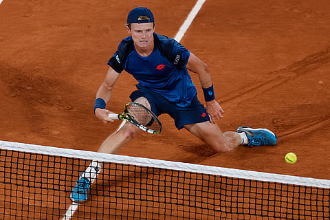 Jesper de Jong plays a shot against Carlos Alcaraz